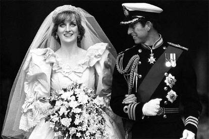 Paul Burrell, ex mayordomo de la fallecida princesa Diana, relata en un capítulo añadido a su libro de memorias <i>Un deber real</i> que Diana de Gales creía que su esposo tenía permiso de su padre, el príncipe Felipe, duque de Edimburgo, para volver con Camilla tras cinco años de matrimonio. Lady Di estaba convencida de que ella había sido "vendida" para casarse con el heredero al trono del Reino Unido para "producir un heredero y un recambio", en alusión a los príncipes Guillermo y Enrique.