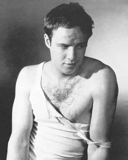 Un llamamiento a romper ropa blanca: imagen promocional de Marlon Brando en 'Un tranvía llamado deseo' (1951) con su camiseta hecha jirones.