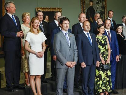 Jefes de Estado y de Gobierno de los países miembros de la OTAN posan en el Museo del Prado, donde se celebra este miércoles la última cena oficial de la cumbre.