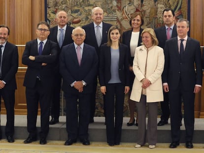 La Reina con representantes del proyecto comunicación publicitaria y educación.