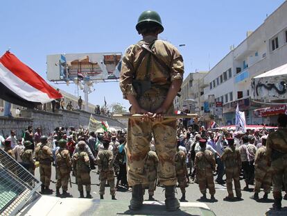 Un grupo de soldados bloquea el paso a una manifestación para pedir la dimisión del presidente yemení en Taiz.