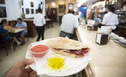 Mollete de jamón ibérico con tomate y aceite en la cafetería A la Fuerza de Antequera.