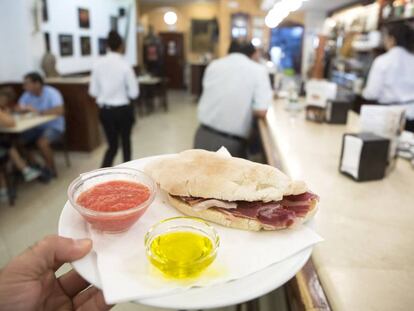 Mollete de jamón ibérico con tomate y aceite en la cafetería A la Fuerza de Antequera.