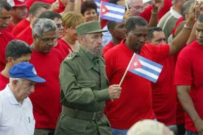 Fidel Castro lidera la &#39;marcha conta el terrorismo&#39; en La Habana.