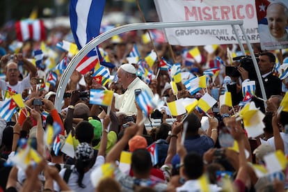 El papa Francisco saluda a la multitud a la Plaza de la Revolución en La Habana (Cuba), en 2015.