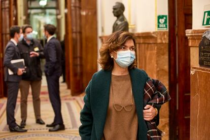 La exvicepresidenta del Gobierno y diputada socialista Carmen Calvo, a su llegada a una sesión plenaria en el Congreso el 15 de febrero.