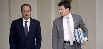 Fran&ccedil;ois Hollande (izq) junto a Manuel Valls, este martes en el El&iacute;seo.