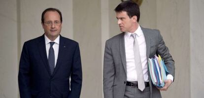 François Hollande (izq) junto a Manuel Valls, este martes en el Elíseo.