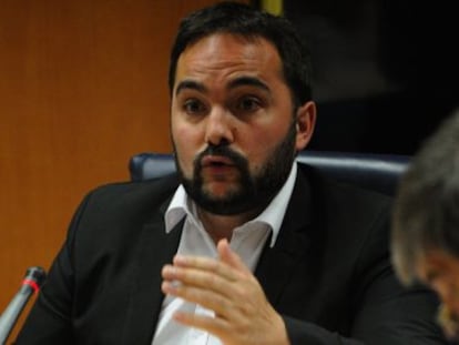 El director de Juventud y Deportes, Jon Redondo, comparece este lunes en el Parlamento vasco.