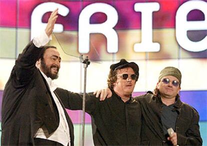 El tenor Luciano Pavarotti y los cantantes Zucchero y Bono, en un momento del concierto de Módena.
