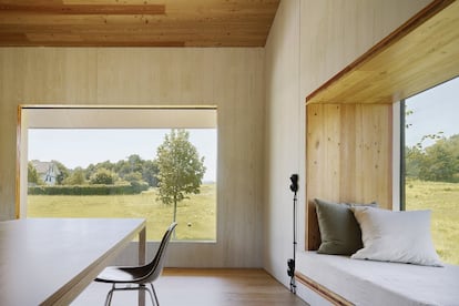 En el salón, y tal como hicieron en su hotel Aire, los arquitectos convirtieron uno de los alféizares de las ventanas en un amplio sofá-mirador. La mesa del comedor es de Alki, y la silla es el modelo Plastic que diseñaron Charles y Ray Eames y produce Vitra.