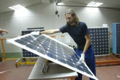 Un trabajador de Isofot&oacute;n manipula c&eacute;lulas fotovoltaicas.