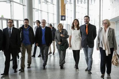 En el centro, el alcalde de Valencia, Joan Ribó, y la alcaldesa de Madrid, Manuela Carmena, en la apertura de las jornadas.