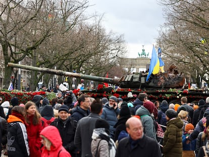 Protesta "por la paz" de este sábado en Berlín junto a un tanque ruso T-72 destrozado frente a la embajada rusa en Berlín, en el bulevar Unter den Linden.