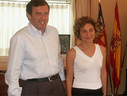 Joan Ignasi Pla y la alcaldesa de Dénia, Paqui Viciano, ayer en el ayuntamiento de esta localidad.