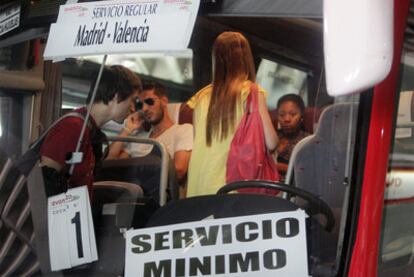 Pasajeros de Auto Res suben a un autobús de servicios mínimos ayer en Madrid.