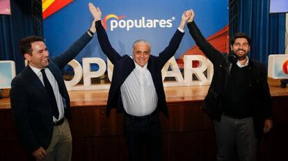 Manuel Egea, en el centro, junto a Teodoro García Egea y Fernando López Miras durante la presentación de su candidatura a la Alcaldía de Cieza.