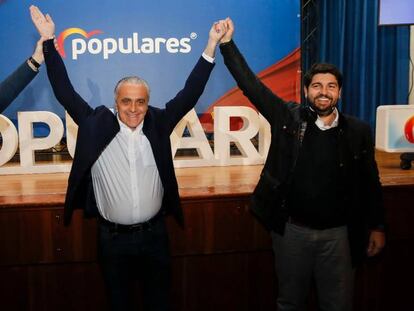 Manuel Egea, en el centro, junto a Teodoro García Egea y Fernando López Miras durante la presentación de su candidatura a la Alcaldía de Cieza.