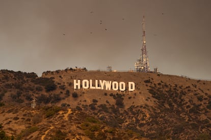 El humo de los incendios, sobre la colina de Hollywood, en Los Ángeles en una imagen del 8 de enero.