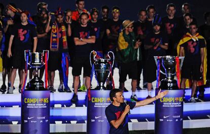 El entrenador del F. C. Barcelona, Luis Enrique, da las gracias a los seguidores azulgranas en el Camp Nou.