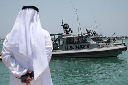 Un oficial emiratí observa a los miembros de la Quinta Flota de la Marina de los Estados Unidos mientras se preparan para acompañar a los periodistas al petrolero Kokuka Courageous, de propiedad japonesa, en una instalación de la NAVCENT de los Estados Unidos cerca del puerto de Fujairah, Emiratos Árabes Unidos.