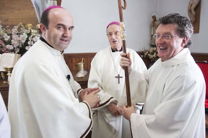 El sacerdote Juan Kruz Mendizabal junto a los obispos Setien y Munilla, en una imagen de archivo.