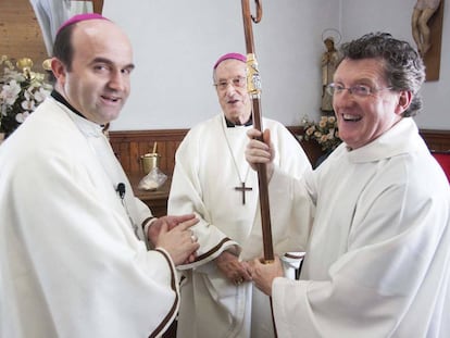 El sacerdote Juan Kruz Mendizabal junto a los obispos Setien y Munilla, en una imagen de archivo.