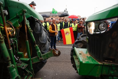 Decenas de agricultores se manifiestan con sus tractores por el centro de Madrid, este jueves. 