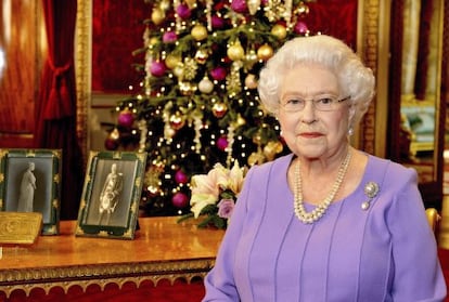 La reina Isabel II de Inglaterra tras grabar su discurso navideño en el Palacio de Buckingham, en Londres, este jueves. 