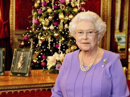 La reina Isabel II de Inglaterra tras grabar su discurso navideño en el Palacio de Buckingham, en Londres, este jueves. 