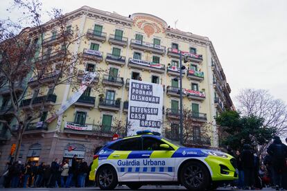 Un vehículo de la Guàrdia Urbana frente a la Casa Orsola, este viernes.