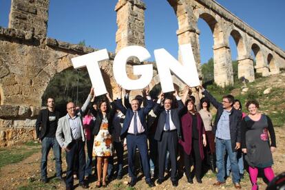 Pere Navarro, (en el centro) con Xavier Sabaté y Núria Segú frente al Pont del Diable de Tarragona en la presentación de candidatos para las próximas Eleccones Autonómicas catalanas del 25-N.