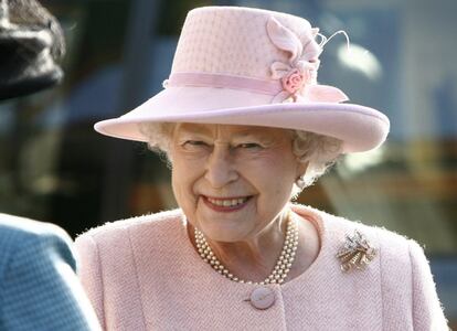 La reina Isabel II de Inglaterra durante una visita a la escuela Flitcham de Norfolk, Inglaterra (Reino Unido), el 27 de enero de 2009.