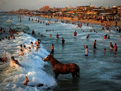 El verano en Gaza: la playa es una vía de escape a la guerra y la penuria