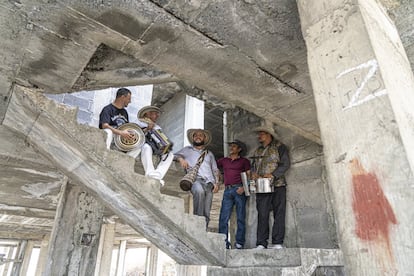 Rey Sabanero y su grupo descansan en un edificio abandonado en el cerro de la Campana, lugar que fue parte de las grabaciones de la película 'Ya no estoy aquí'.