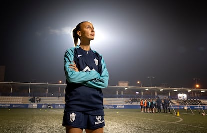 Virginia Torrecilla, posa en el campo de fútbol Son Malferit.