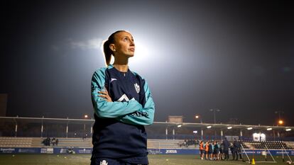 Virginia Torrecilla, posa en el campo de fútbol Son Malferit.