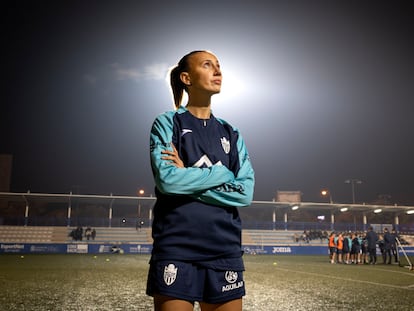 Virginia Torrecilla, posa en el campo de fútbol Son Malferit.