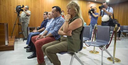 La exalcaldesa de Marbella Marisol Yagüe, junto a otros acusados, durante el juicio, acusada de promover en 2004 una reforma de su casa, para la que, presuntamente, utilizó algunos materiales del almacén municipal.