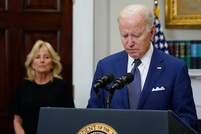 El presidente de Estados Unidos, Joe Biden, ha hecho una declaración institucional, de duelo y solidaridad con las familias. “Es tiempo de actuar, es hora de decir a los que obstruyen, retrasan o bloquean leyes de sentido común (en referencia a la legislación sobre las armas). No olvidaremos”, ha dicho enérgicamente este martes.