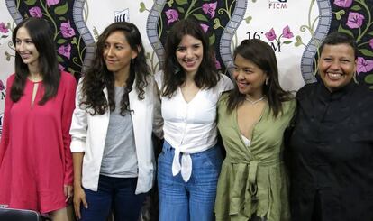 La directora de 'La camarista', Lila Avilés (centro), con su equipo.