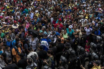 Un grupo rompió el primer cerco policial, todavía en territorio guatemalteco.