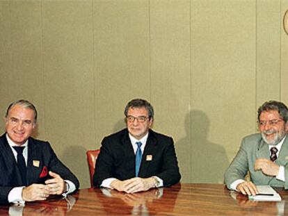 Miguel Horta (izquierda), junto a César Alierta y el presidente Lula, ayer en Brasilia.