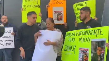 Familiares de Javier Robles durante una protesta para exigir su localización, en una captura de un video difundido en redes sociales.