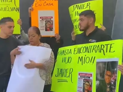 Familiares de Javier Robles durante una protesta para exigir su localización, en una captura de un video difundido en redes sociales.