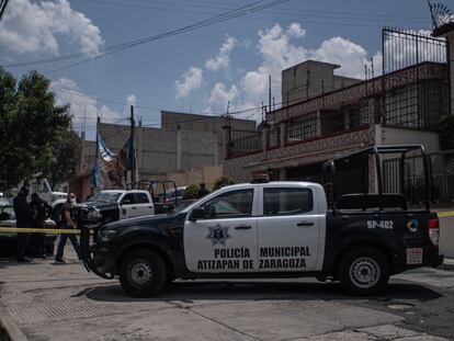 Agentes de la policía municipal vigilan en la calle de Las Margaritas en Atizapán de Zaragoza, México, residencia del feminicida.