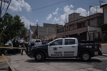 Elementos de la policía municipal resguardan el  perímetro en la calle de Las Margaritas en Atizapán de Zaragoza