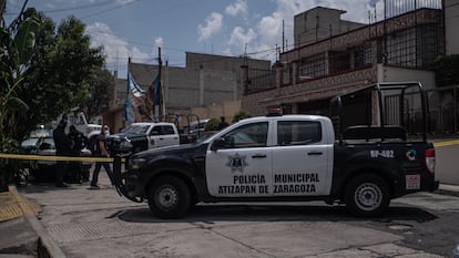 Agentes da polícia municipal vigiam a rua de las Margaritas em Atizapán de Zaragoza.