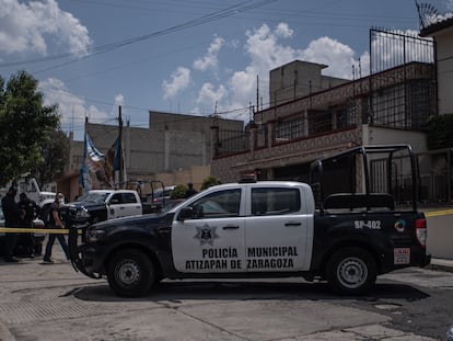 Elementos de la policía municipal resguardan el  perímetro en la calle de Las Margaritas en Atizapán de Zaragoza