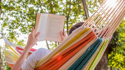 Disfruta de una buena lectura este verano. GETTY IMAGES.